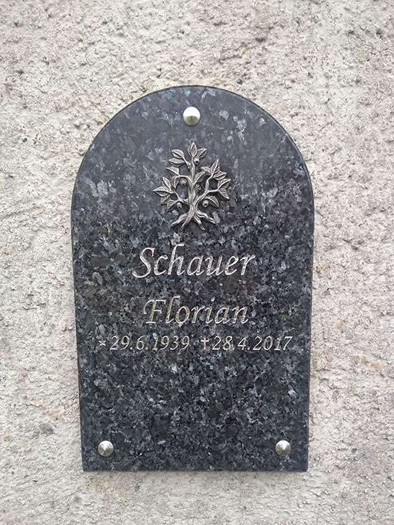 Urnenwandtafel aus Granit "Blue Pearl",  Ornament "Lebensbaum" aus Aluminium, Schrift graviert und mit Silber ausgelegt.
