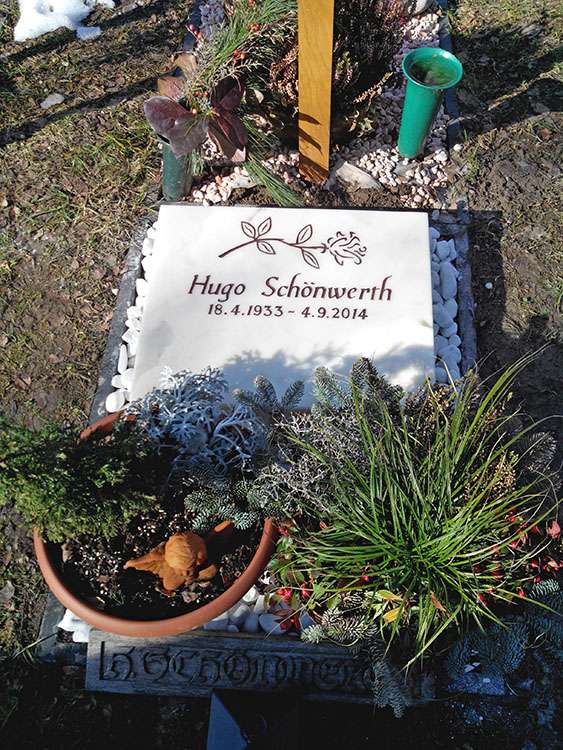 Urnenliegestein aus Marmor "Estremoz", Schrift graviert und farbig ausgelegt.