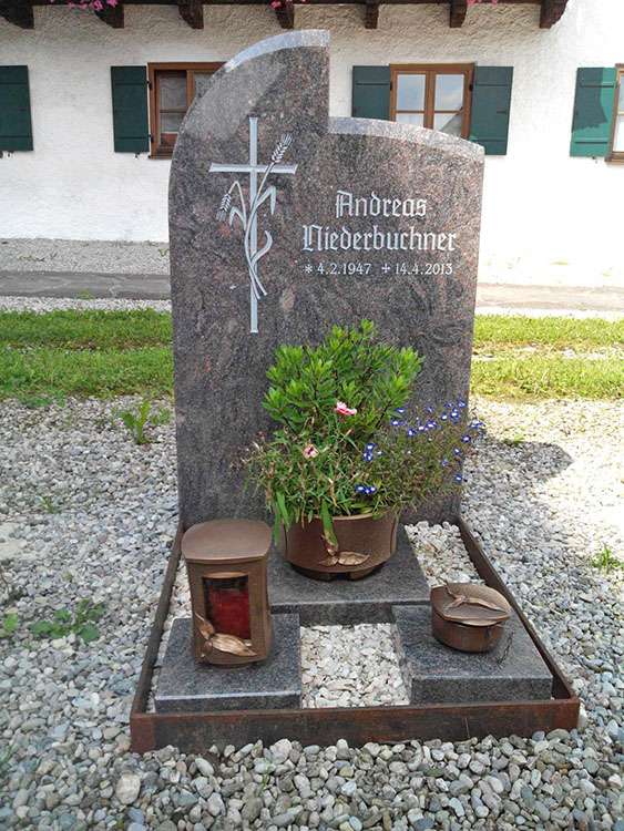 Urnengrab aus Granit "Himalaya", Schrift und Ornament graviert und farbig ausgelegt.