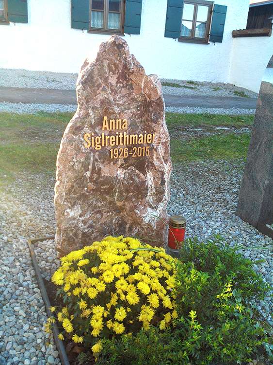 Urnengrab aus "Ruhpoldinger Marmor" (Kalkstein), Schrift aus Bronze.