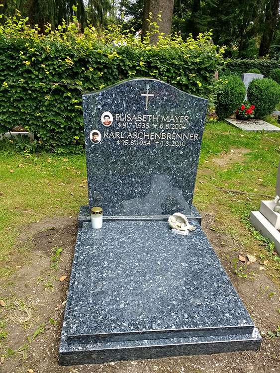 Urnengrab mit Deckplatte aus  Granit "Blue Pearl",  Schrift graviert und mit Silber ausgelegt.