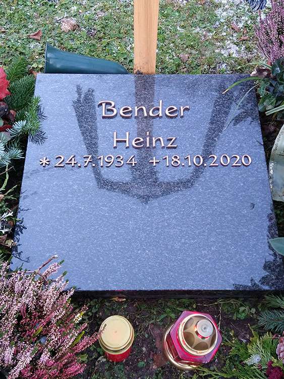 Urnenliegestein aus Granit "lmpala", Schrift aus Bronze.