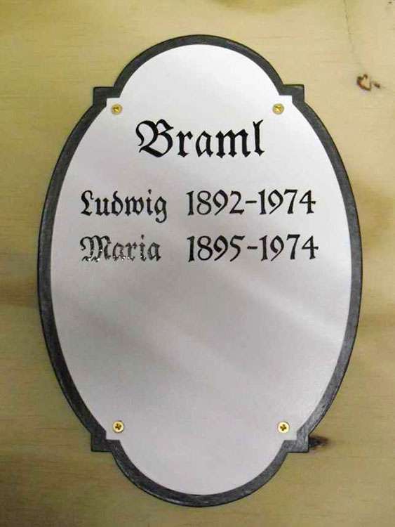 Taferl aus Stahl und Aluminium, lackiert und mit Messingschrauben