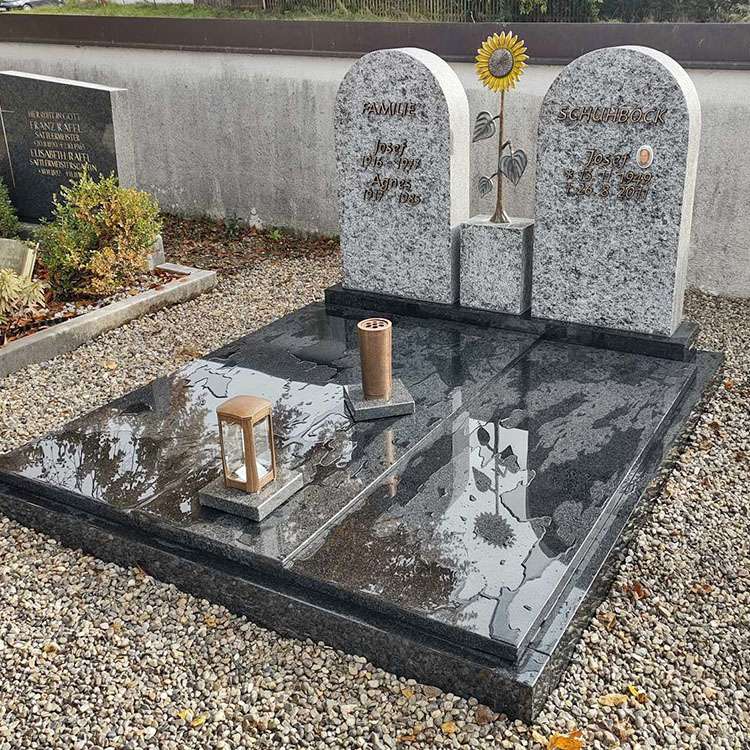 Grabsteine aus Cresciano "Alpensilber'', Unterbau aus Granit "lmpala", Schrift und Ornament aus Bronze.