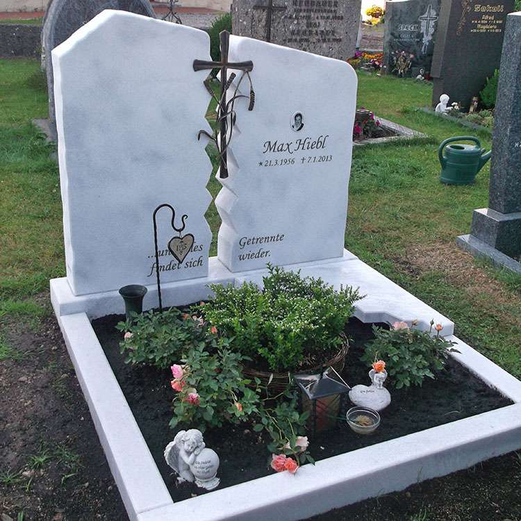 Grabanlage aus Marmor "Astir", Ornament aus Bronze/handgeschmiedet, Schrift graviert und farbig ausgelegt.