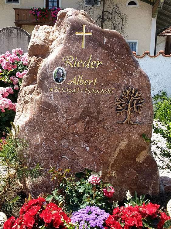 Grabstein aus "Ruhpoldinger Marmor" (Kalkstein), Schrift graviert und vergoldet.