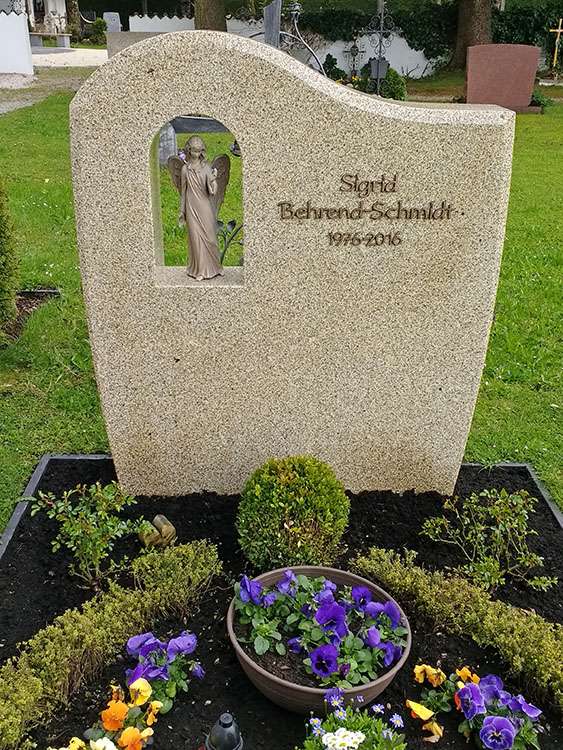 Grabstein aus Granit "Kaltrum" Schrift u. Ornament aus Bronze.