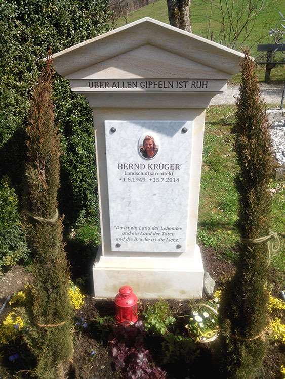Grabstein aus Sandstein "Postae" Schriftplatte aus Marmor "Carrara", Schrift graviert und farbig ausgelegt.