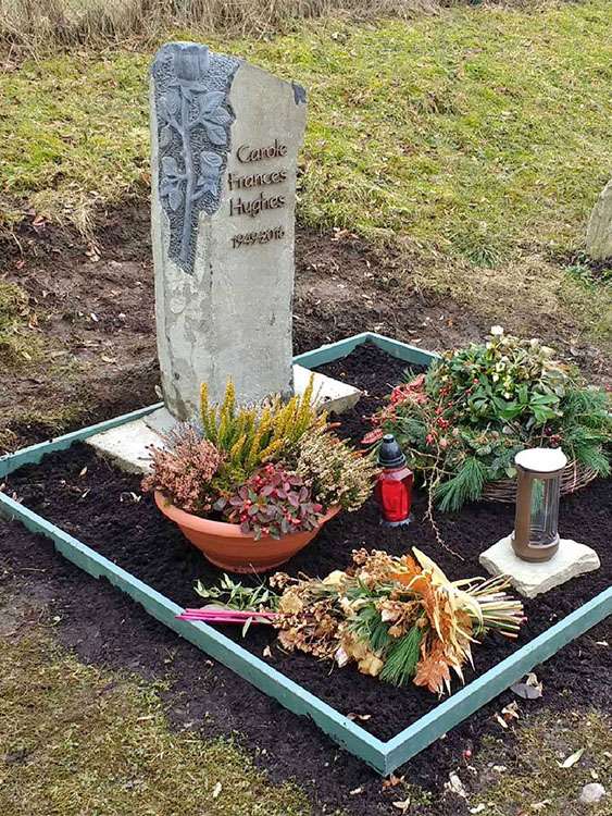 Grabstein aus "Basalt" mit Ornament Rose, Schrift aus Bronze.