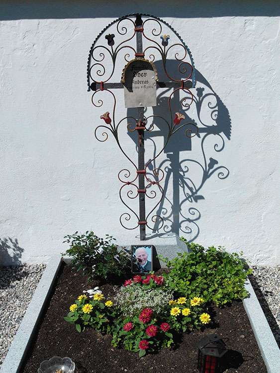 Grab aus Granit "Hintertiessen", Renoviertes schmiedeeisernes Kreuz.