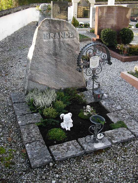 Reinigung Schrift erneuert auf Stein und Taferl