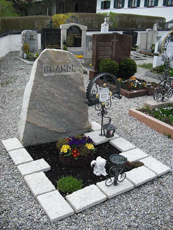 Reinigung Schrift erneuert auf Stein und Taferl Vergleich