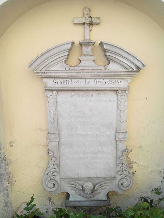 Renovierung / Reinigung Schriftplatte aus Granit, Schrift sandgestrahlt und vergoldet