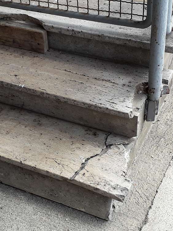 Neue Tritt- und Setzstufen aus Granit "Blanco Kristall", geflammt und gebürstet