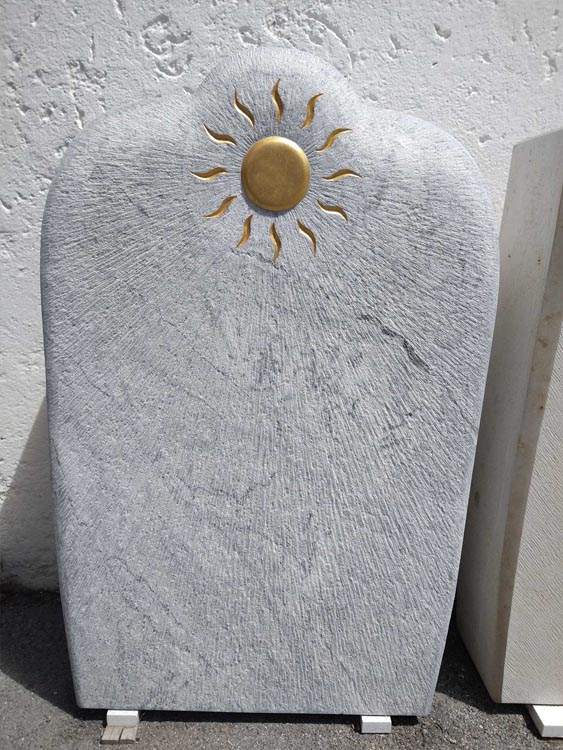 Stein aus Alaska Marmor mit vergoldetem Sonnen Ornament