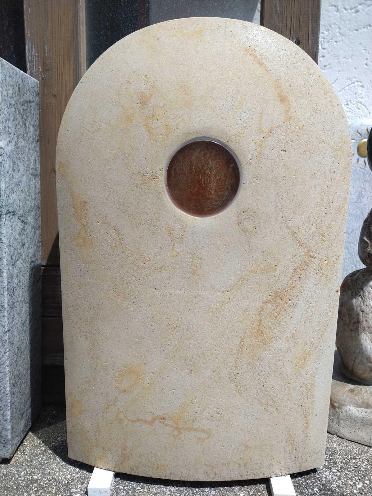 Stein aus Postaer Sandstein mit handgefertigtem Glaselement