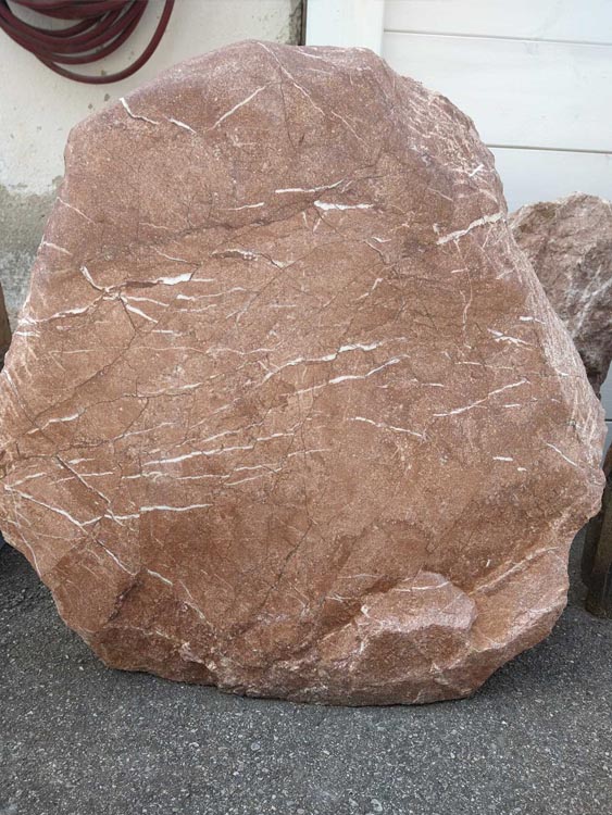 Stein aus Ruhpoldinger Kalkstein, vordere Seite fein geschliffen